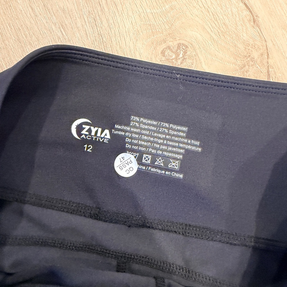 Zyia light n tight pocketed leggings - 
Size 12- new with tags, never worn